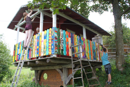 Zaunlattenmontage und Anstrich