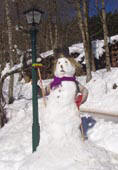 Schneemann an Laterne